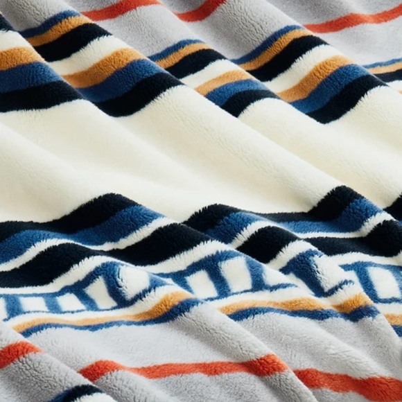 Pendleton Plush Throw - Picture 4 of 5